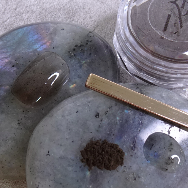 YOLOBITCH Nuance pigment mineral powder - Syrup black/Syrup brown