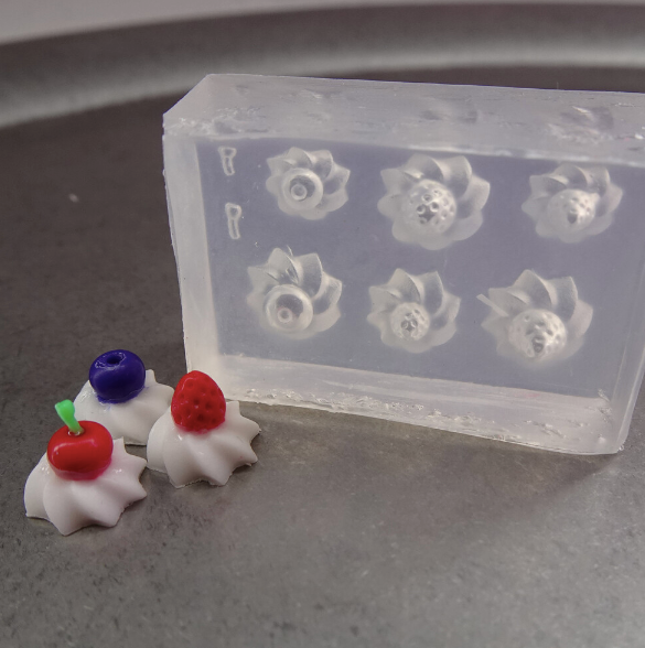 YOLOBITCH Strawberry cherry blueberry meringue silicone mould